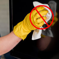 Mi mamá limpiaba la tele con cloro y yo cometía el mismo error: así la limpio ahora sin dañarla 