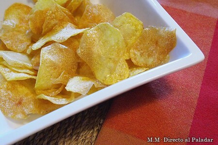 Cómo hacer patatas chips en casa, receta sencilla del aperitivo más tentador
