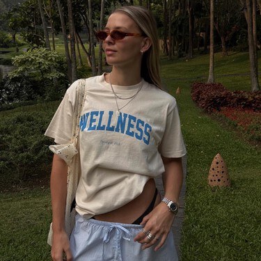 Las nuevas New Balance plateadas son tan brillantes que han eclipsado a las sandalias en los looks de verano