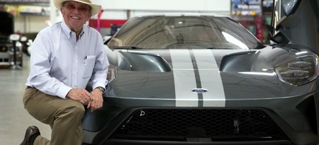 Jack Roush deja sentir su emoción en video al recibir su flamante Ford GT