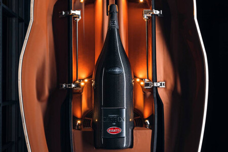¿Recuerdan el Bugatti La Voiture Noire? Regreso en forma de champagne con botella en fibra de carbono