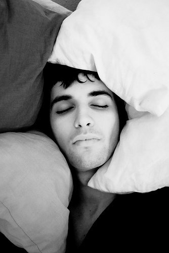 ¿Bolsas bajo los ojos? Duerme con la cabeza algo alzada