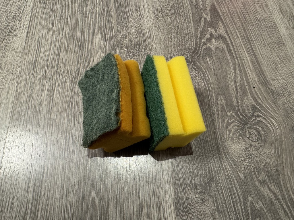 Todos lo hacemos mal: una experta en salud revela cada cuánto tiempo debemos cambiar el estropajo en la cocina 