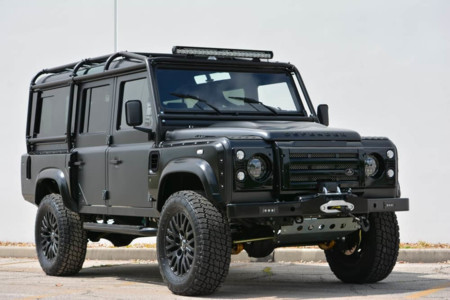 Hay que hacer algo con este Land Rover Defender. ¿Y si le ponemos el motor de un Corvette?