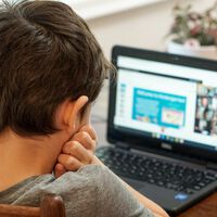 Si tu hijo insulta o la lía en internet, ¿cuánta responsabilidad tienes como padre? La AEPD responde