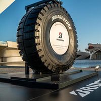 El neumático más grande del mundo es Bridgestone y conoce en que vehículo se utiliza