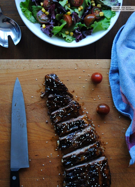 Costillas al horno glaseadas con miel de ajo negro: receta para chuparse los dedos