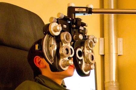 Niño en el oculista