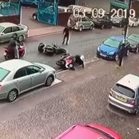 Un hombre salva su moto de tres ladrones a puñetazos y patadas después de ser embestido