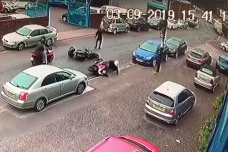 Un hombre salva su moto de tres ladrones a puñetazos y patadas después de ser embestido