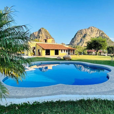 El oasis secreto de Morelos atendido solo por mujeres indígenas: temazcal, cabañas y albercas entre montañas 