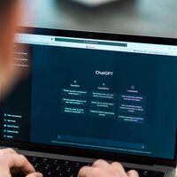 Intuíamos que el móvil no era un confidente, pero ahora se ha confirmado: se han filtrado 100.000 preguntas incómodas a ChatGPT 