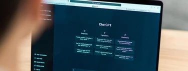 Intuíamos que el móvil no era un confidente, pero ahora se ha confirmado: se han filtrado 100.000 preguntas incómodas a ChatGPT 