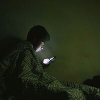 Creíamos que acostarse tarde era solo un mal hábito: es tu cuerpo quejándose por el estrés, según una experta en ansiedad