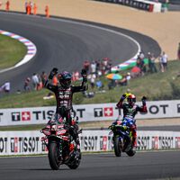 Un piloto retirado que vuelve, robos de bancos y una súper estrella de Hollywood: hay una nueva película de MotoGP en camino 