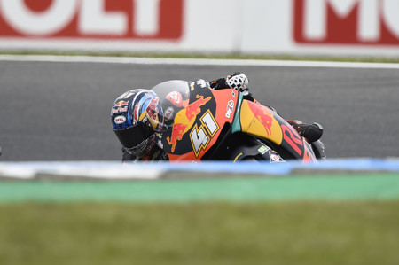 Brad Binder se impone en Phillip Island a un Xavi Vierge hiperactivo