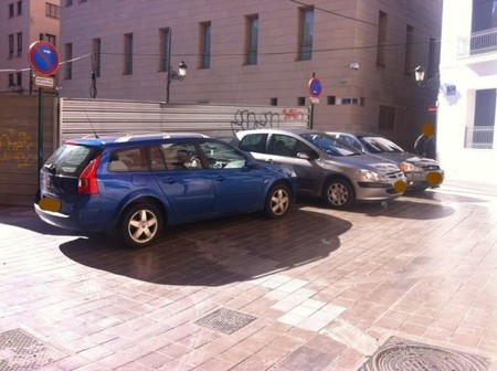 Coches oficiales mal aparcados