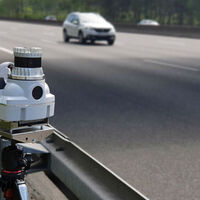 Ni exceso de velocidad ni usar el móvil. El nuevo radar que ha llegado a Europa multa por una de las infracciones más repetidas en carretera