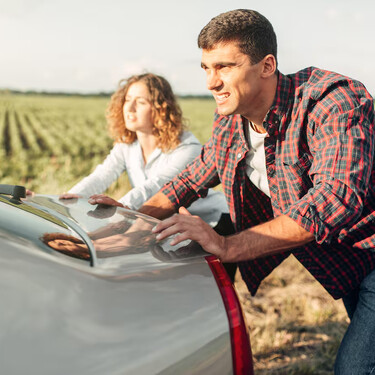 ¿Es ilegal empujar un auto si se queda parado? Esto dice la ley en México