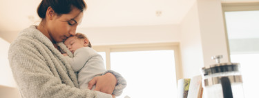 ¿Por qué tu bebé deja de llorar cuando te pones de pie al tenerlo en brazos? La ciencia nos lo explica