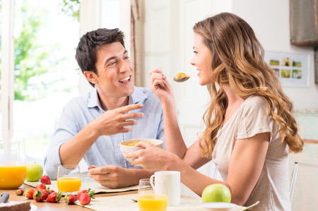 Pareja comiendo sano