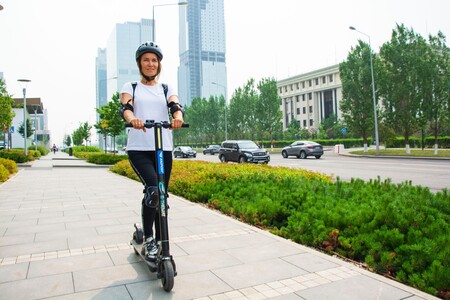 La DGT sale a la caza de los patinetes eléctricos y bicis que circulan por las aceras: 200 euros de multa para los infractores