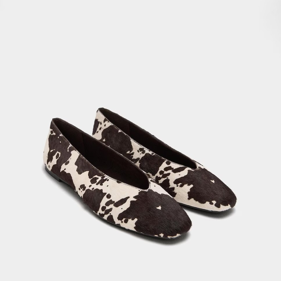 Bailarinas de piel con estampado de vaca de Parfois


