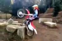 Toni Bou estrena una Honda CRF250R haciendo trial 