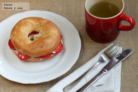 Receta de Bagels con fresas y queso crema para desayunar el domingo