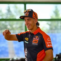Pedro Acosta, piloto de MotoGP: "Quiero tener los pies en la tierra, pero tengo mis caprichos. El año pasado me compré una autocaravana y ahora me paso la vida durmiendo en lagos" 