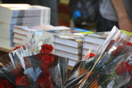 De dónde viene la tradición catalana de celebrar Sant Jordi regalando rosas y libros 