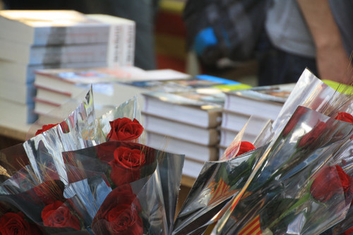 De dónde viene la tradición catalana de celebrar Sant Jordi regalando rosas y libros 