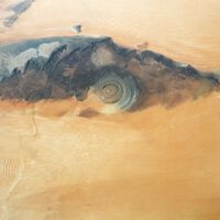 Hace 60 años, la NASA echó un vistazo al Sáhara desde el espacio y se encontró un extrañísimo "ojo perfecto"