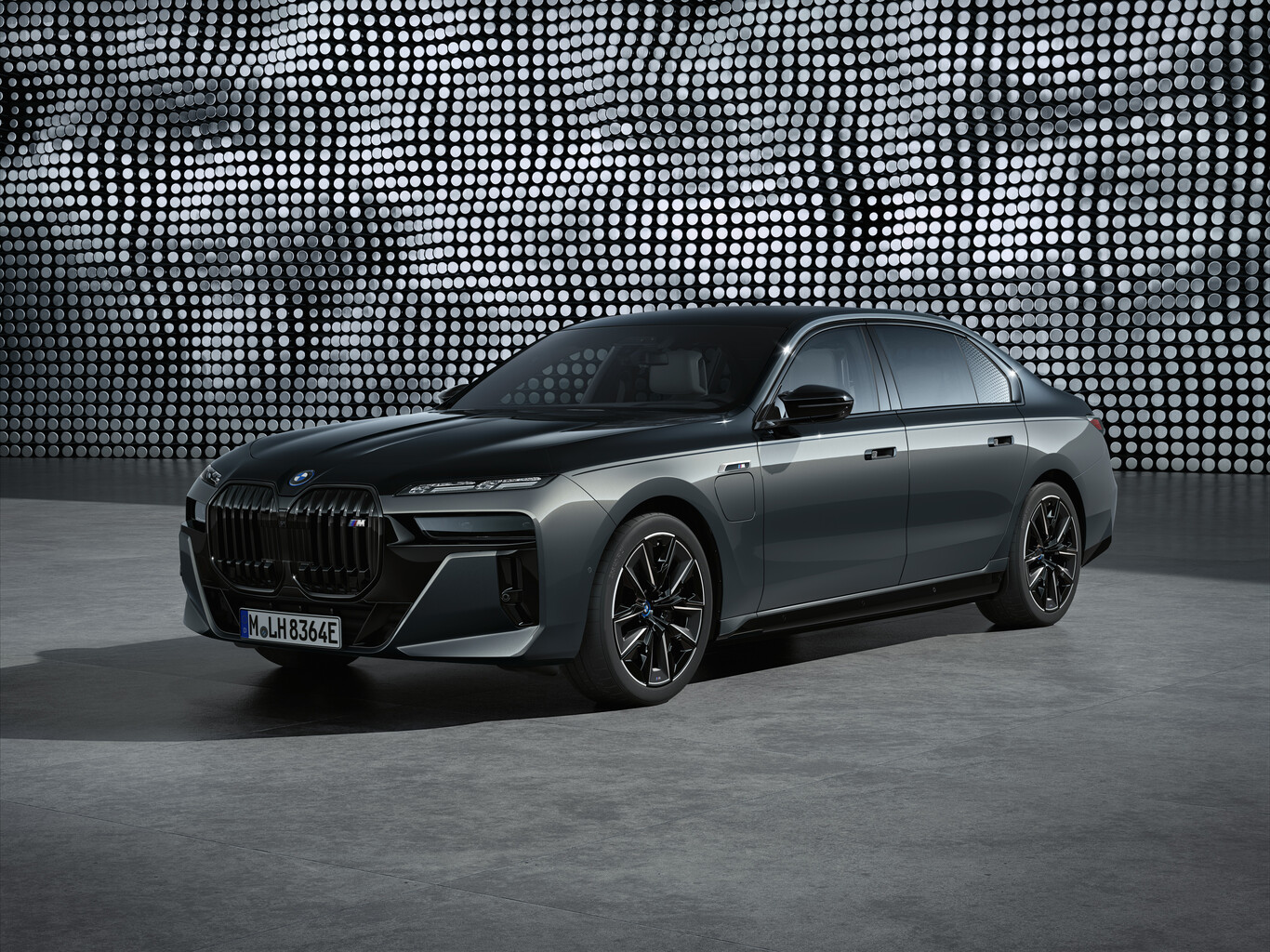 El BMW Serie 7 2023 estrena generación: poder, diseño extravagante y hasta tu propia sala de cine sobre ruedas en la parte trasera