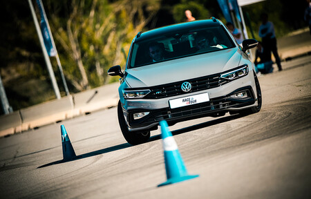 La escuela de conducción de Volkswagen o cómo mejorar al volante de los Golf GTI y R o ID.3: fechas y precios