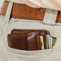 El salario medio aumenta un 2,2 por ciento y se sitúa en los 1.695 euros al mes, el máximo histórico