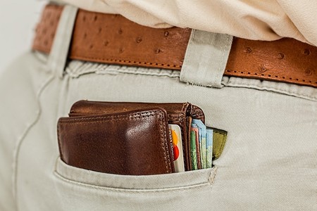 El salario medio aumenta un 2,2 por ciento y se sitúa en los 1.695 euros al mes, el máximo histórico