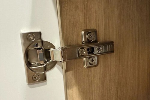 Parafusos de dobradiças ajudam a renovar a cozinha | Imagem: TopMueble
