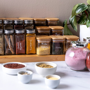 Mantenemos los condimentos y especias siempre en orden con este accesorio adhesivo en el que caben hasta 20 botes 