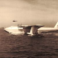 Escassez de alumínio durante a guerra levou os EUA a uma verdadeira corrida de engenharia: um avião gigante feito de madeira 