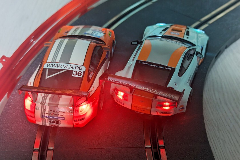 He vuelto al Scalextric 30 años después. Es justo como lo recordaba pero ahora también conectado al móvil