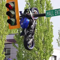 Un motero ha colgado su Suzuki GSX-R de un semáforo por culpa de un BMW, y ha sobrevivido de milagro