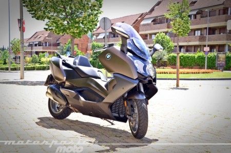Nos ponemos en la piel de un ejecutivo, viajando en el gran BMW C 650 GT