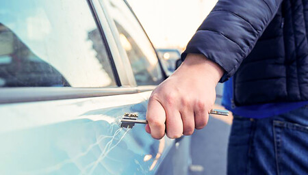 Rayando La Purta De Un Coche Con Una Llave