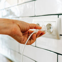 Se sua conta de luz está vindo muito alta, confira esses 5 aparelhos que não devem ser deixados na tomada — o 3º vai te surpreender 