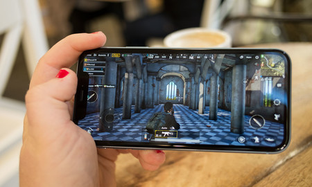 Apple prepara un iPhone con triple cámara y otro con pantalla LCD para este año, según WSJ
