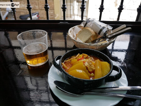 Una tapa de papas con choco en El Laurel.