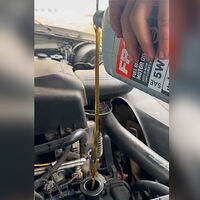 Hay un truco para rellenar el aceite del coche sin embudo y no dejarlo todo hecho un asco, y es tan sencillo como genial