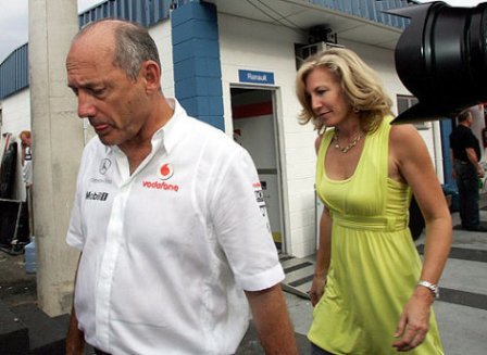 Ron Dennis dimite como jefe de equipo de McLaren