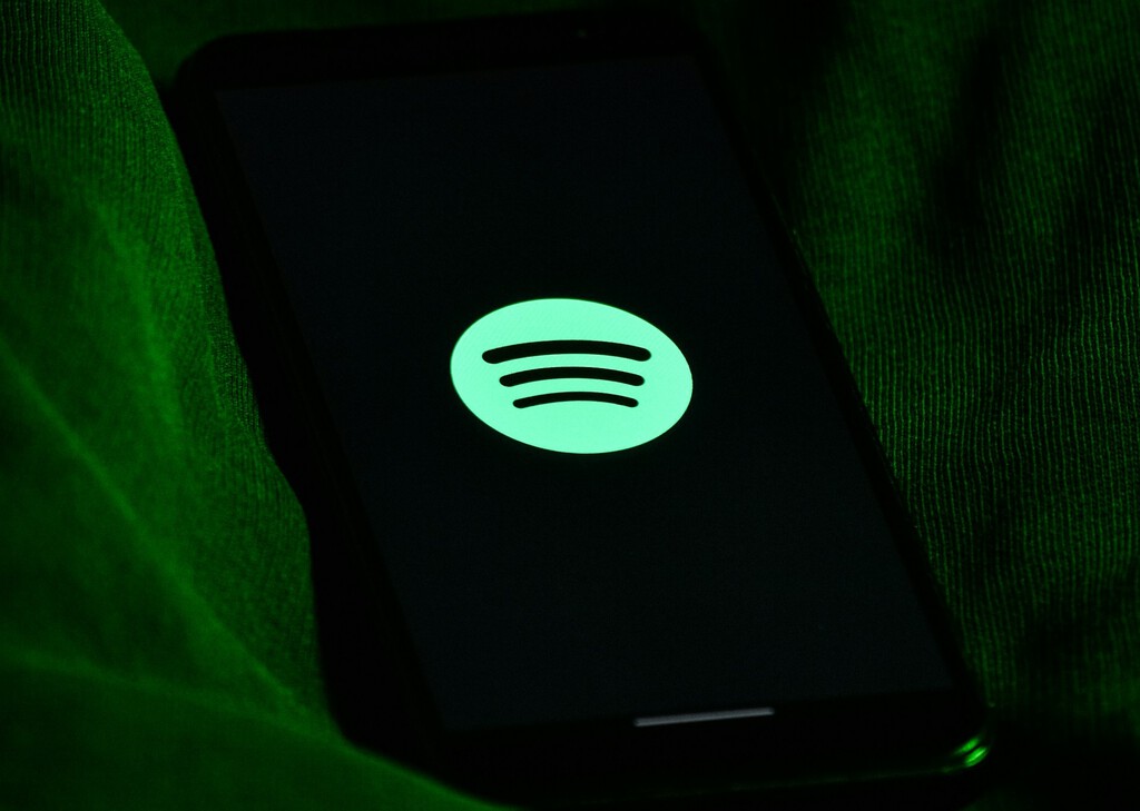 Spotify da una buena noticia a sus usuarios gratuitos en móvil: ahora podrás elegir qué canción escuchar, aunque hay un "pero" 